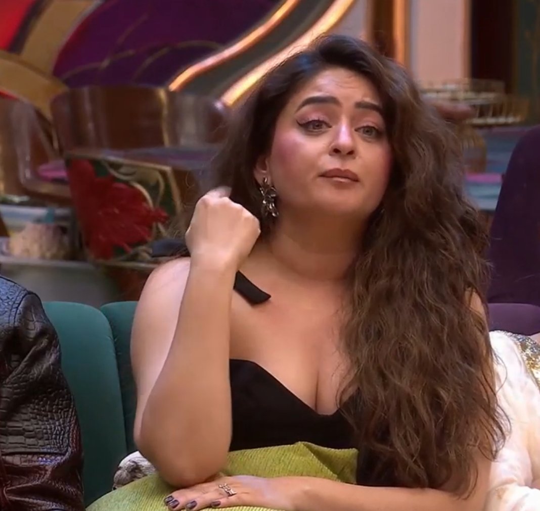 me_madmaxxxxx's tweet photo. This woman called Amrapali "football" and used "chakka" as a derogatory remark against Love Gill, yet she still hasn't faced any consequences.

What is this selective outrage Salman? Is it because of your connection with her? Then is this not a kind of nepotism you were talking about?!!!

#ScoutOP #ScoutArmy #BiggBoss20 #Scout #BB20