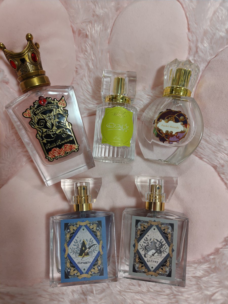 chi10na23's tweet photo. キーオル、フレグランス届いたよ😍😍
箱からしてオシャレ✨️大人な感じの香りがする〜。普段使いでもお出かけする時でも使いやすそう🤗持ってるフレグランス達、瓶もキャップも形が違って良いよね✨️１個だけ存在感ハンパないけど🤣
毎日どれ付けていこうかと楽しみが増えました😆︎💖 https://t.co/kcnMD0g20H