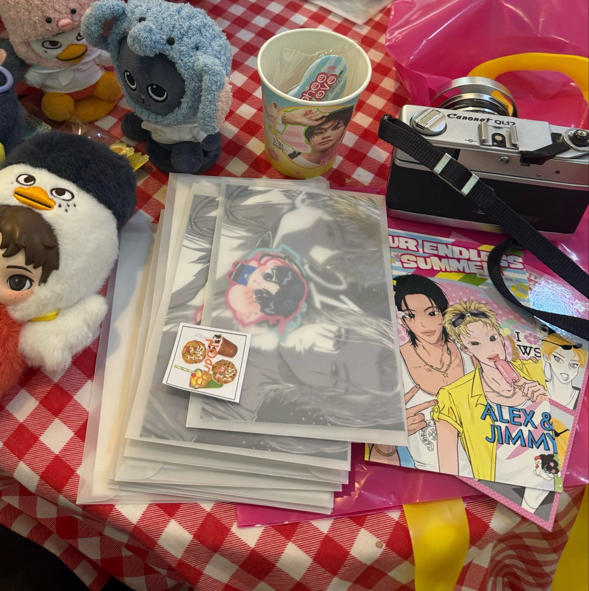 pumpiequi's tweet photo. ถึงแล้วนะค้าบ ถ้ามองเข้ามาในร้าน โต๊ะที่ 2 จากขวามือสุด เสื้อสีฟ้าคับ
#EndlessSummerWS
#0152หน้าร้อนหรือน่ารัก https://t.co/ffcf5g6Tcq