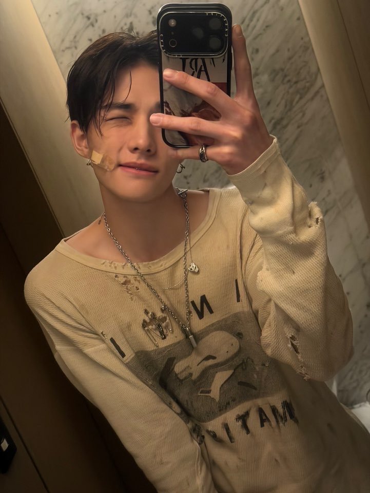 hyunieluvbot's tweet photo. MY PRETTY BOY HE'S SO CUTE https://t.co/nMR6hhoyKS