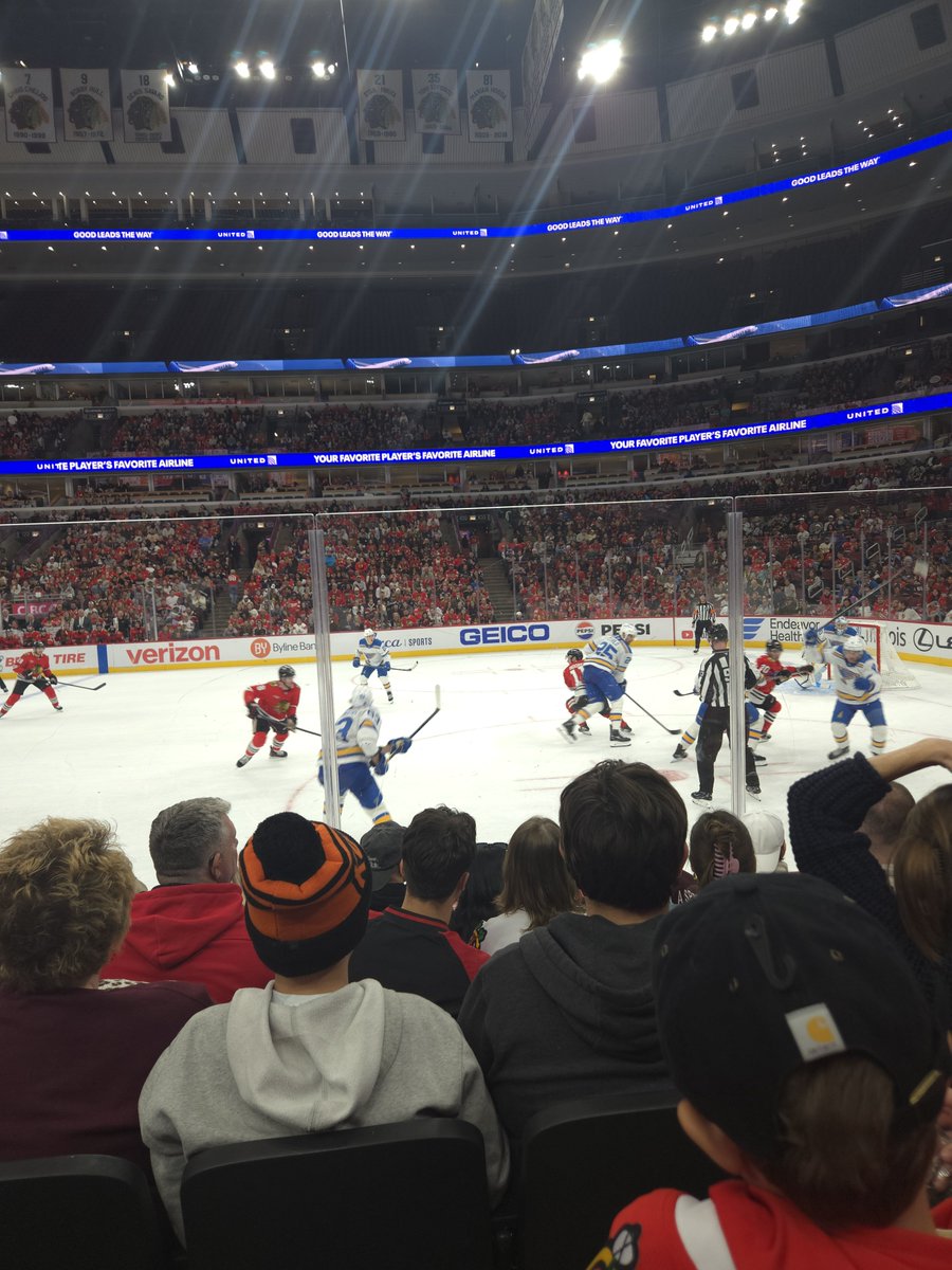 FraserLvvr_'s tweet photo. i missed going to games #BlackHawksWin https://t.co/L35GgBRZY2