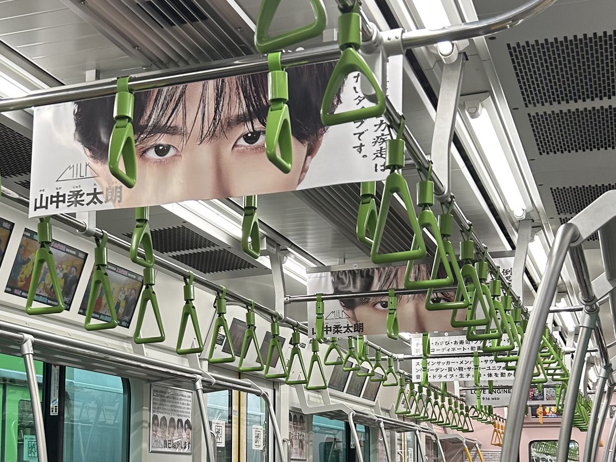 hit_ossan's tweet photo. 山手線運転見合わせ中で、ワシゃ車内でゆったりと座り運転再開を待っとるのやが、車内広告を撮りまくる女子が多数😳
なんでか思うたら、今乗っとるんが「M!LK」のラッピング車両で、車内広告は全部M!LKやった😆 https://t.co/pLmY2giXlf