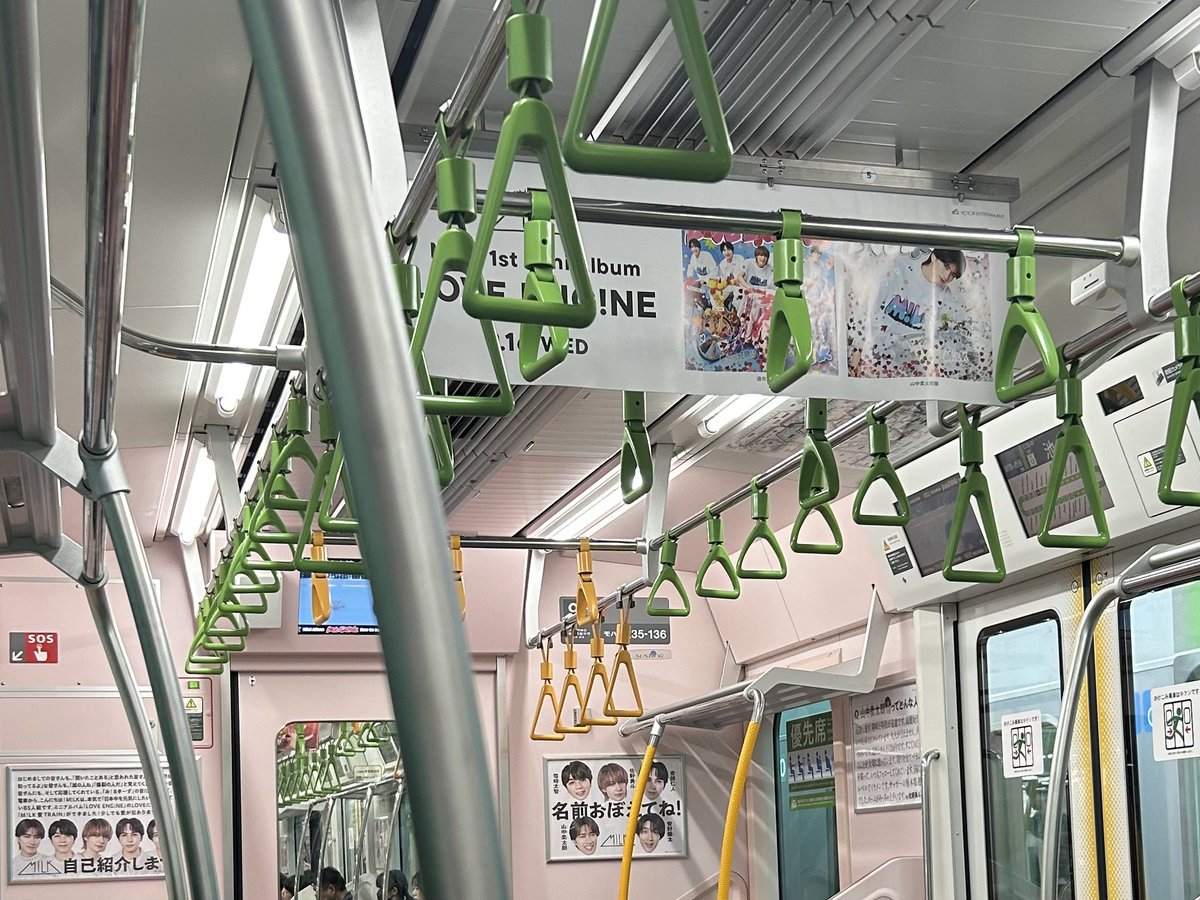 hit_ossan's tweet photo. 山手線運転見合わせ中で、ワシゃ車内でゆったりと座り運転再開を待っとるのやが、車内広告を撮りまくる女子が多数😳
なんでか思うたら、今乗っとるんが「M!LK」のラッピング車両で、車内広告は全部M!LKやった😆 https://t.co/pLmY2giXlf