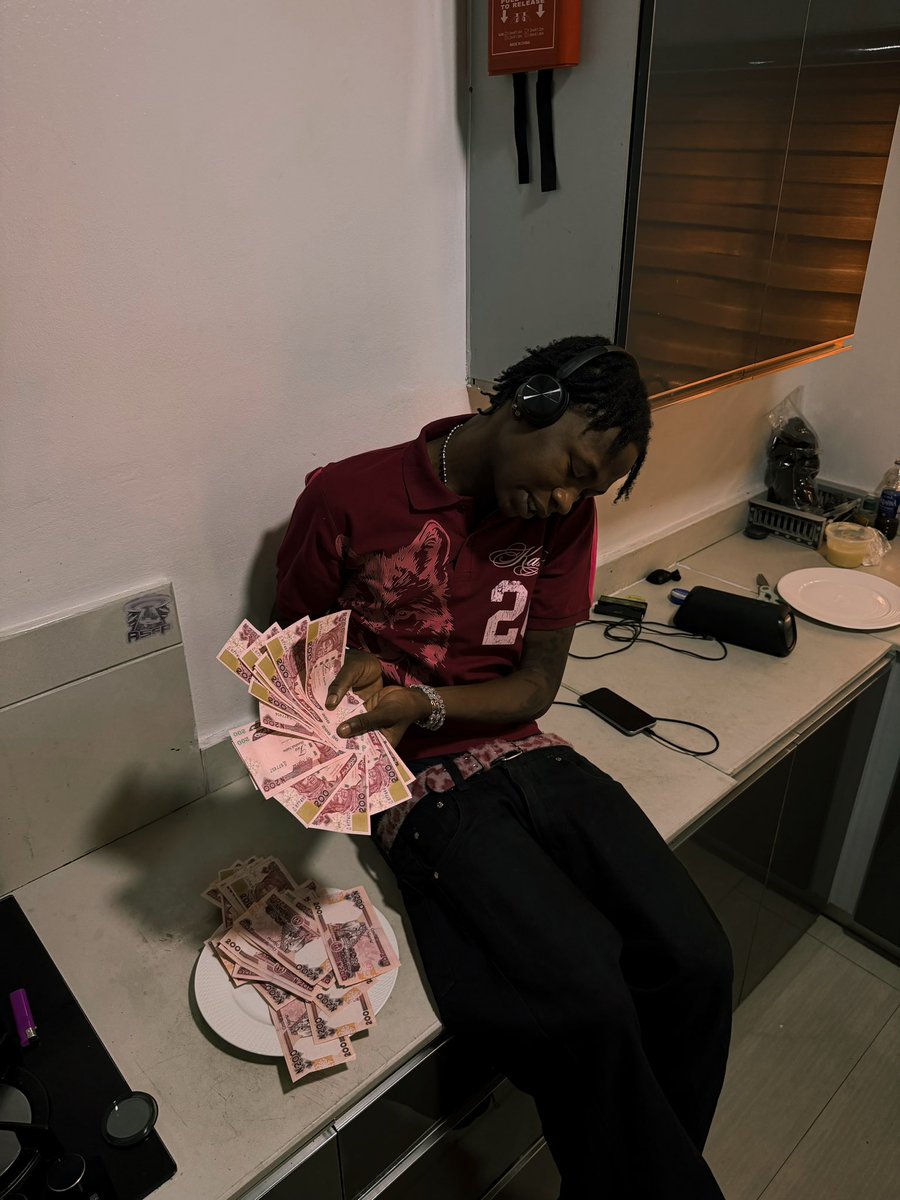 scottyolorin's tweet photo. oya take all my money put am for ur head https://t.co/BA1wnROHQ2
