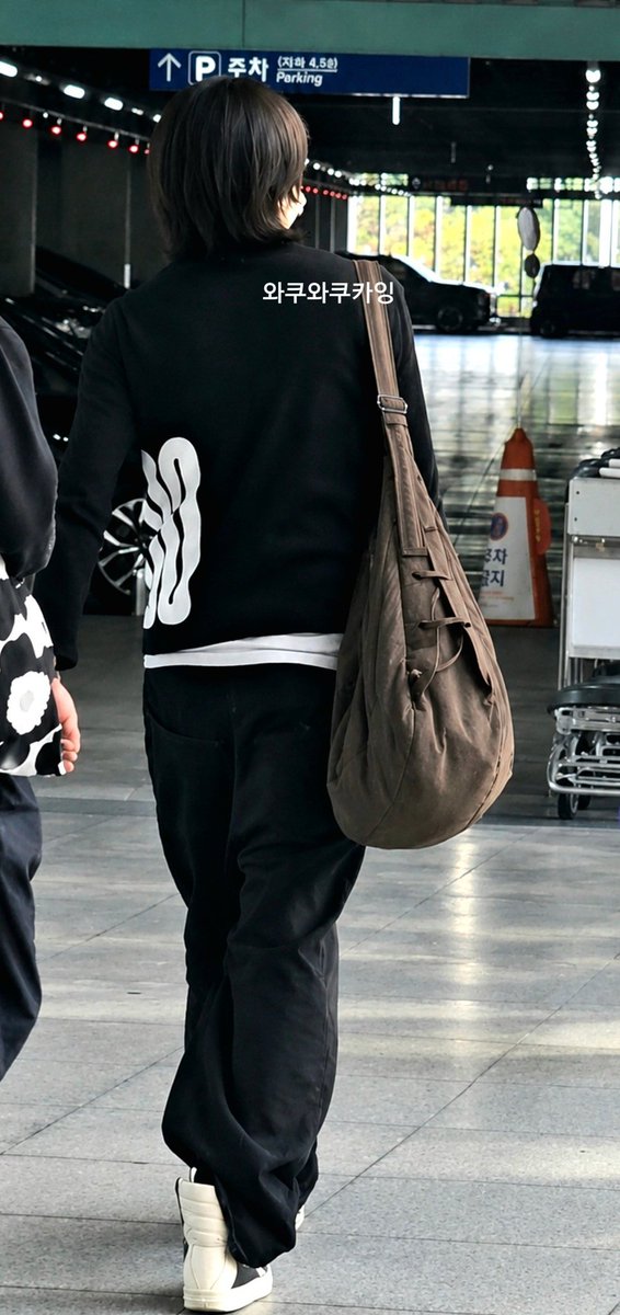 rutkyulovers's tweet photo. 🦋 selamat pagi sayang 
🦋 udah di bandara mau balik ke korea, cium dulu

Pas sampe korea hp-nya lowbat jadi gk bisa ngabarin kakak cantik 🙂‍↕️ https://t.co/0dSVzVVlMg