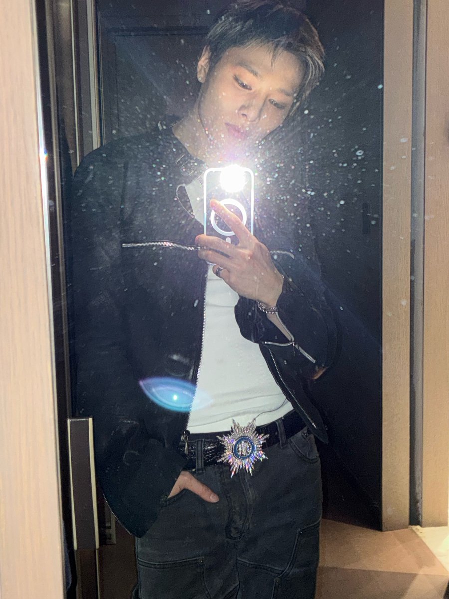 realskzoo's tweet photo. IN en 🫧
[260927/🇲🇽]

🦊: Pan hola ㅎㅎㅎ
🦊: Hoy también hicimos un gran trabajo en el escenario
🦊: Umhahaha
🦊: Fue muy muy divertido
🦊: Pedí bistec
🦊: Como cené poco... me está costando un poco / estoy sin energía...
🦊: Puede que en realidad no haya comido poco, pero
🦊: Según mis estándares.
🦊: Porque yo como muchísimo...
🦊: Pero bueno, como sea, estoy tan hambriento que
🦊: Estoy mareado ahora mismo
🦊: ㅋㅋㅋㅋㅋㅋ
🦊: Todavía no ha llegado ㅎㅎㅎ
🦊: Pero tengo la sensación de que llegará pronto??
🦊: 📸×3
🦊: El outfit que más me gustó hoy
🦊: Volveré otra vez ㅎㅎㅎ t/n
🦊: T/n pan adiós ㅎㅎㅎ