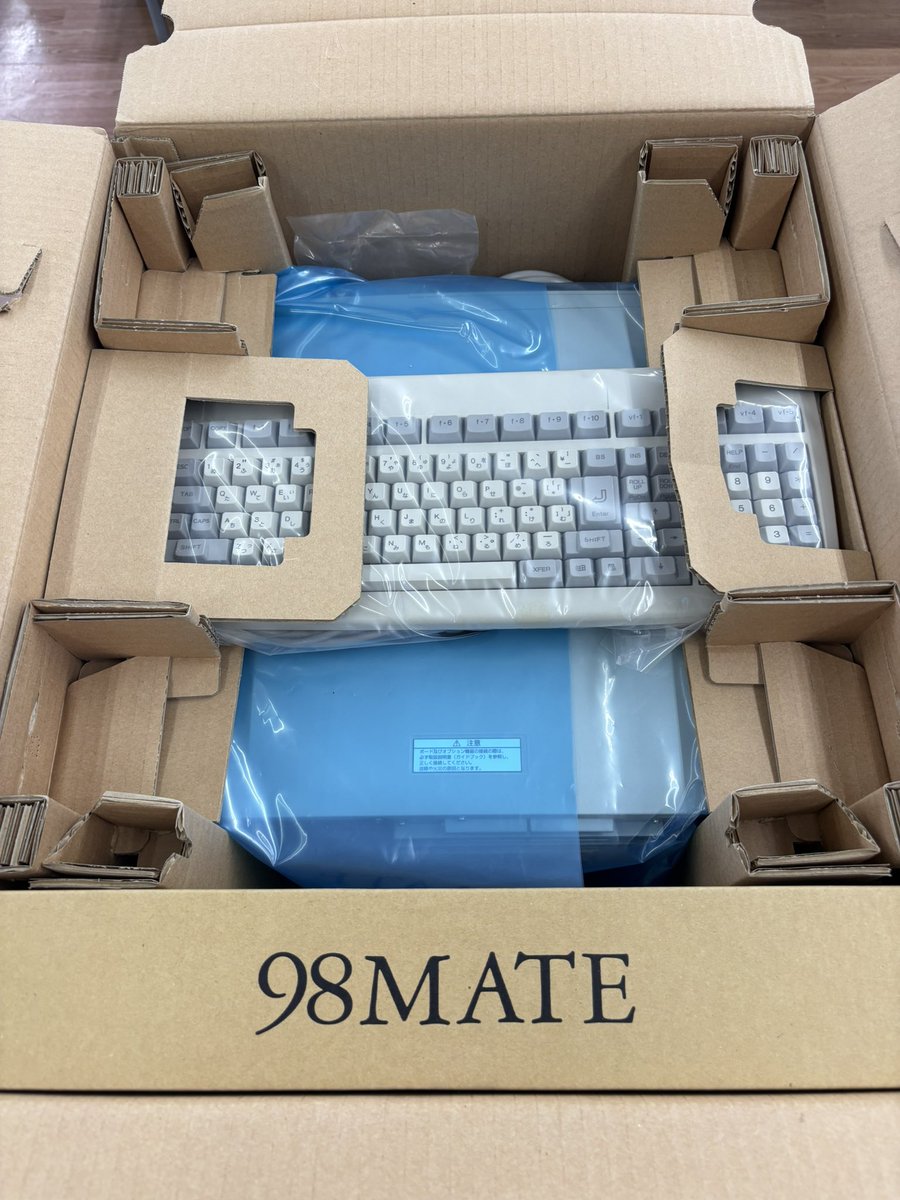 hardtubame's tweet photo. PC-9800シリーズの最終モデル PC-9821Ra43/DZを買取りました😆

箱付き📦だけでも貴重なのに😳まさかの未使用品⁉️最終モデル✖️未使用品の組み合わせはなかなかお目にはかかれない代物🤩

国民機PC-9800シリーズが歴史に幕を下ろした当時を物語る受注終了のお知らせが入ってます😭

#ハードオフ https://t.co/t8RDnW40hZ