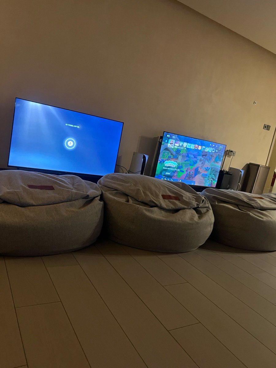 ninaluca758566's tweet photo. Our little movie night in: popcorn on the floor, silly jokes, and more cuddles than the couch can hold  ， https://t.co/aXLu2aB67D
