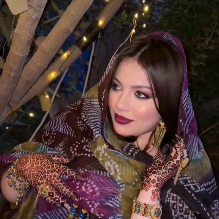 JanellaJes's tweet photo. يجمع جمال الفتاة الموريتانية بين أصالة الصحراء ورقة الحياء؛ فالملاحف تنطق بهاءً، والعيون تروي حكايات المجد. https://t.co/1mLrZBzAeX