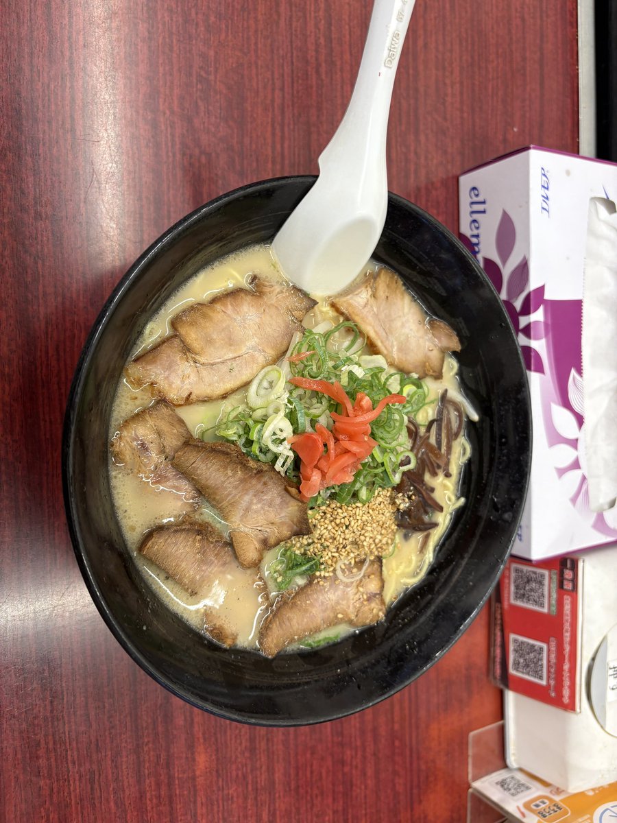 sarapple9's tweet photo. 床で寝てた人駅まで送ってからラーメン食べてます、もう4時前なんですね？？？ https://t.co/GQEYvPL5XA