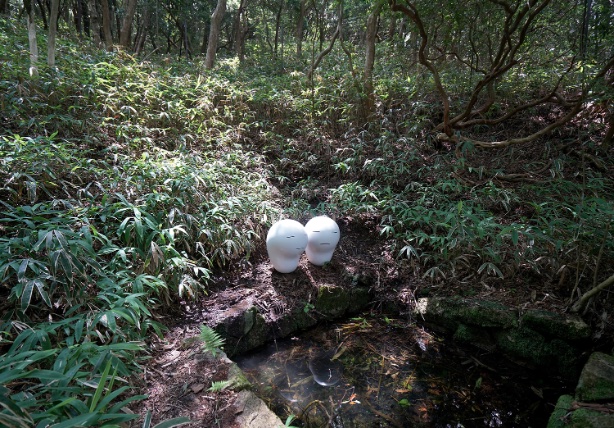 RisaSato's tweet photo. 【8月29日-11月29日】神戸六甲ミーツ・アート2026に出展中です。2024年からの継続展示でしたが、今年が最後の年になります。写真は7月、メンテナンスに行った時のもの。ひっそりとしているのに、近づくと生き物がたくさんいて賑やか。もう山頂は寒くなり始める頃なので準備してお出かけください。 https://t.co/Hsn7TcW54b