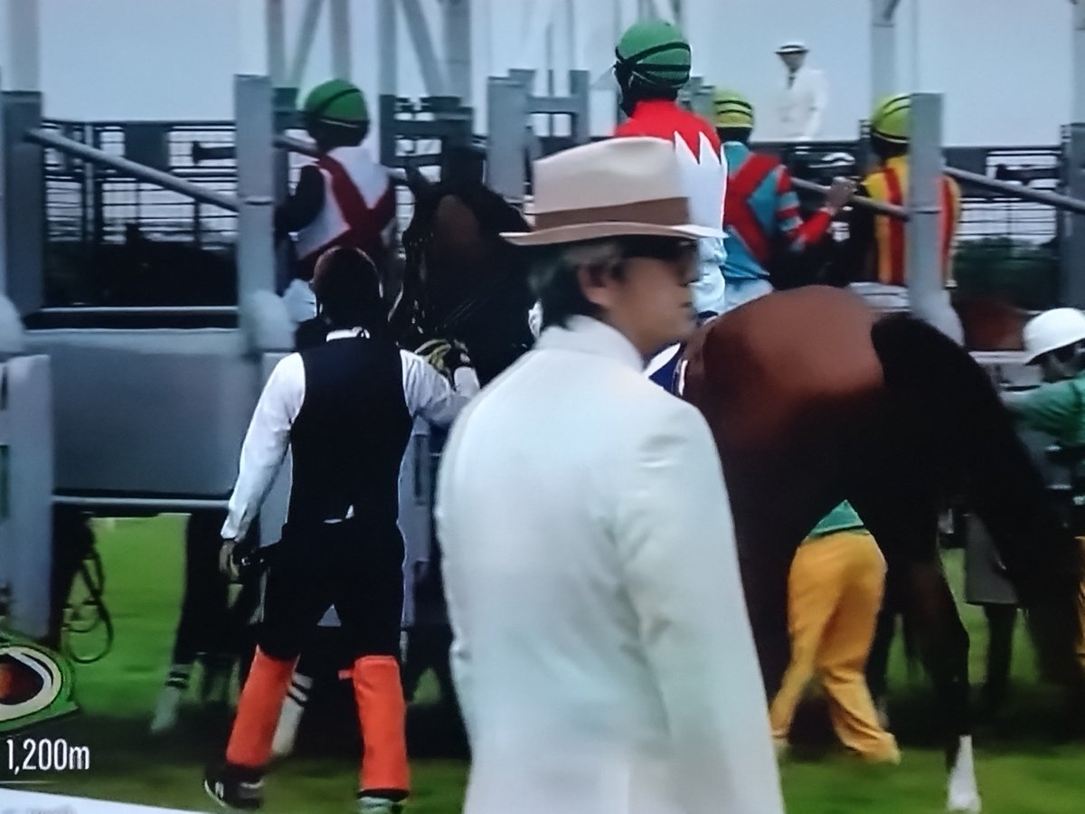 KoJ_Pooh's tweet photo. 競馬観る度に想うのが、この無駄に気取った恰好した爺ども、要らないよな。

騎手は何とか馬を宥めてゲートに気分良く入らせようとしてるのに、コイツがムチでちょっかい出すことで馬に余計なストレスがかかる。

コイツら全員、馘首にしてくれ。

邪魔だ。

#競馬 https://t.co/w4ZYoPtO8s
