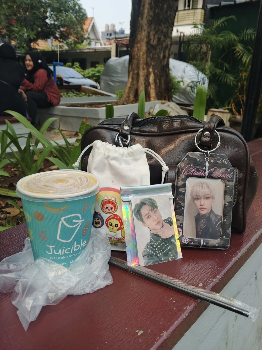 chrisadness's tweet photo. sudah mendarat dengan sempurna di tanganku jus mangga spesial ini 🫶🏻🥺 bersama changlix my love, aksjjsjsjjsj seneng banget dapet abin thank you so much kak @scaleta_ 

#BABYRACHA #SKZ https://t.co/tqvCIrwuOJ