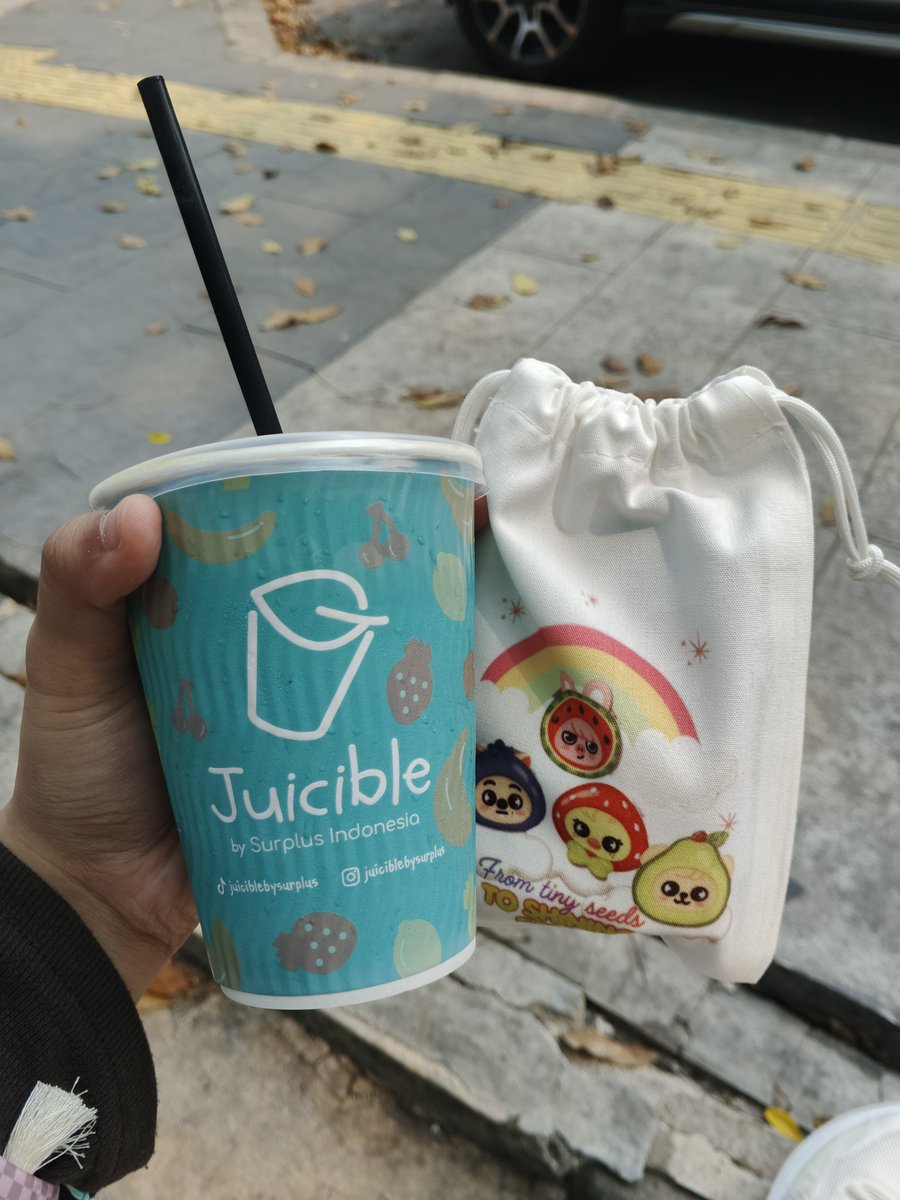 chrisadness's tweet photo. sudah mendarat dengan sempurna di tanganku jus mangga spesial ini 🫶🏻🥺 bersama changlix my love, aksjjsjsjjsj seneng banget dapet abin thank you so much kak @scaleta_ 

#BABYRACHA #SKZ https://t.co/tqvCIrwuOJ