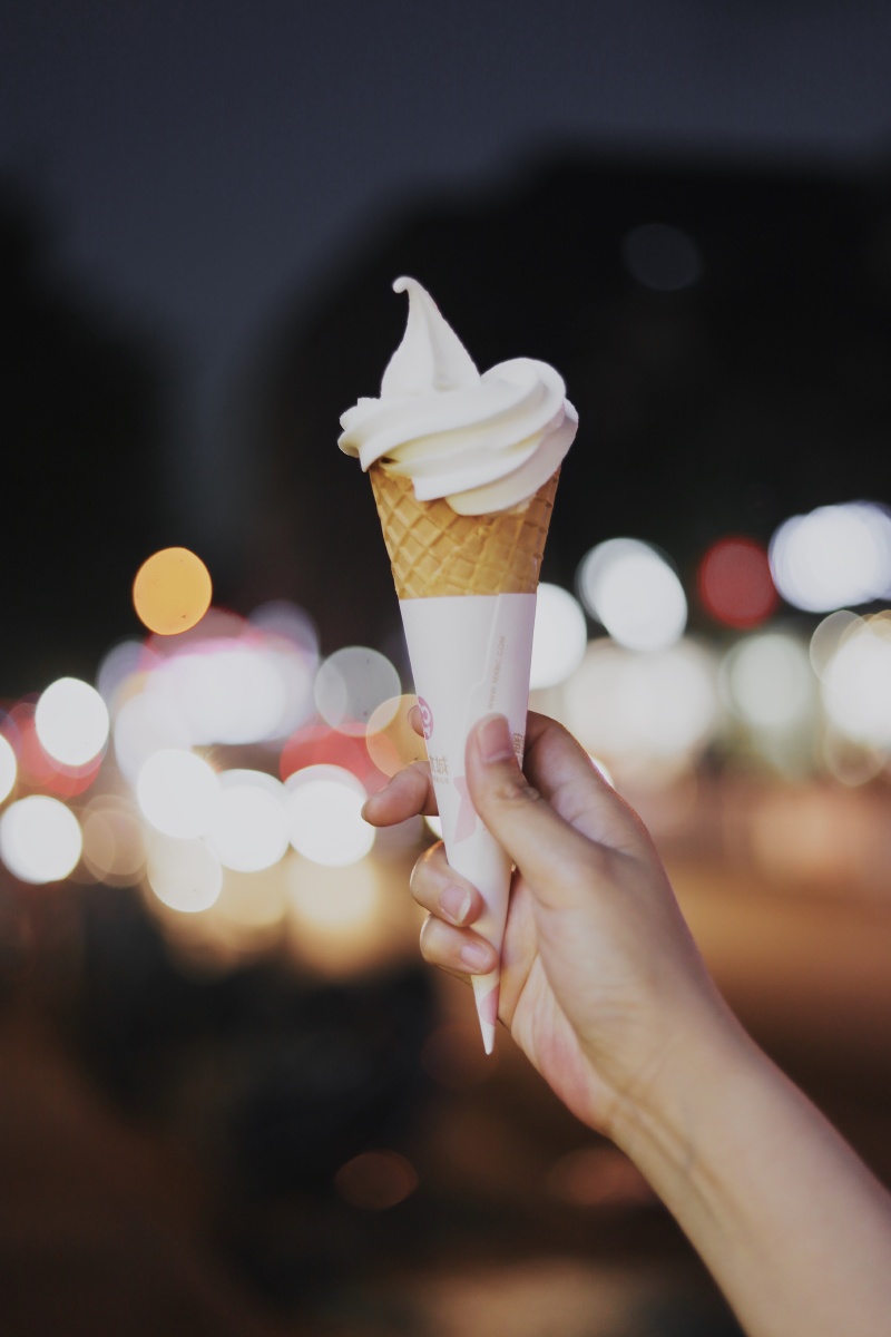 amitriver169411's tweet photo. Summer breeze, ice cream in hand, and the first sunset of June—perfection feels this warm and sweet. https://t.co/WoVGCciRJd