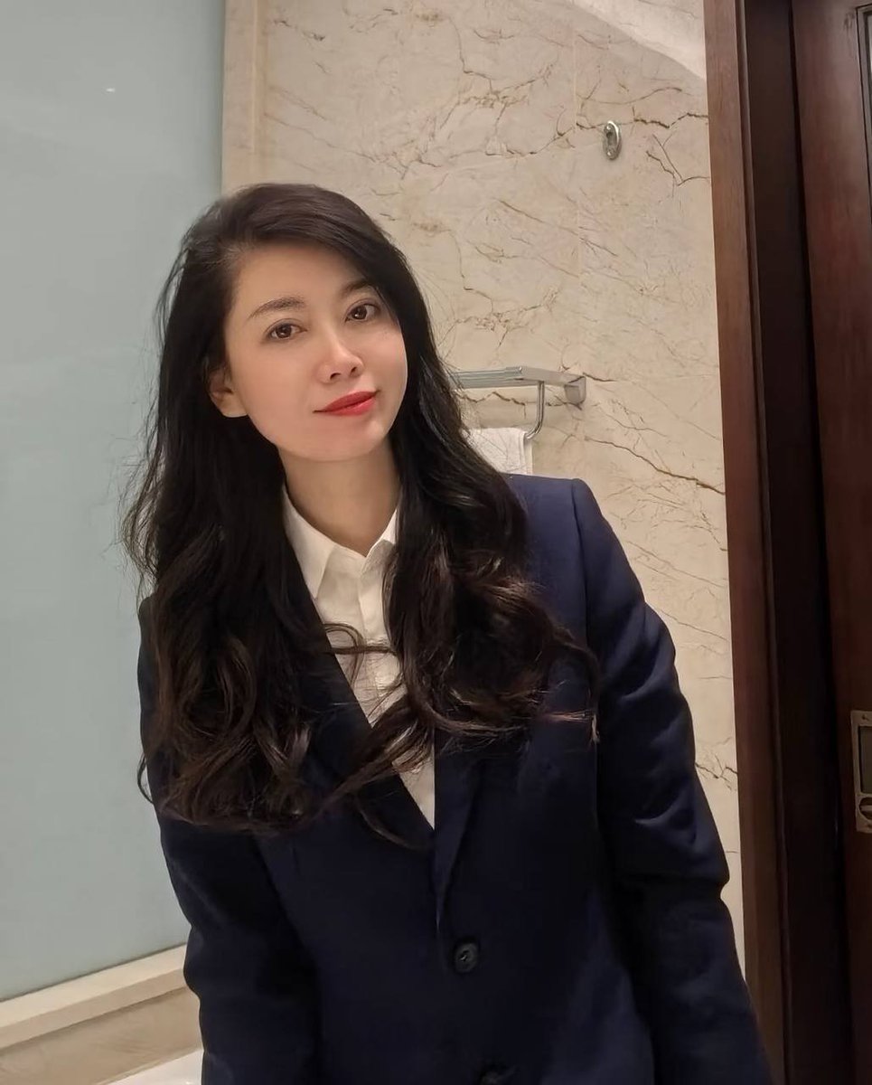 bailey93ab6's tweet photo. 35+体制内银行打工人 已婚微寡，这是我第一次在x发正面自拍，真心希望能收获欣赏与认可  

有跟我一样刚翻墙出来的朋友吗？交个朋友 （是本人！不是别人！） https://t.co/u3EnC2foCW