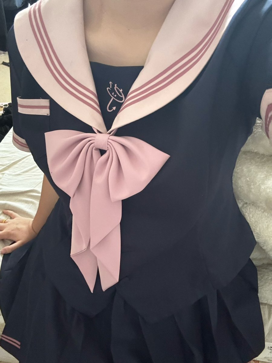 Anaiskoi's tweet photo. 买了件水手服在衣柜里挂了两个月了 一直不敢穿出门感觉自己在装嫩🥲 https://t.co/3FJMcPdjmN