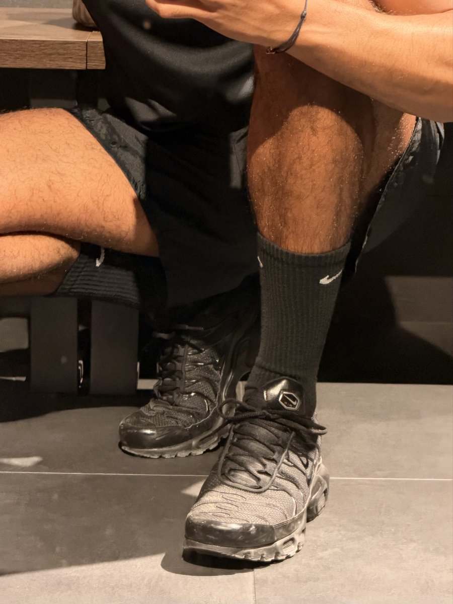 nickubnd's tweet photo. black #tn &amp; #socks are my fav 🖤 https://t.co/FWpPvWWbpb