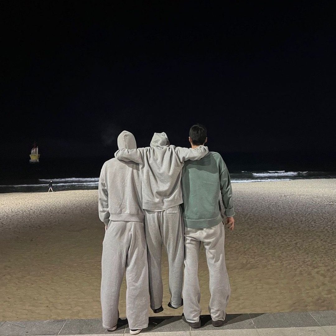 wp9k1dy's tweet photo. 아... 나 이 사진 사랑함 진짜 가운데잇는남자가 167도 173도 아니고 180이라는 사실이 너무 아름답고 진심 나죽으면이사진같이묻어달라고할거임 https://t.co/mCYlsBRhg3