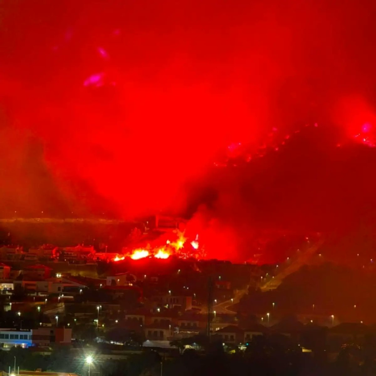 ReggieMajapo's tweet photo. تصوير نويه فالدورف في لا فال دويشو، كاستيون، إسبانيا. قد تكون الصورة لألعاب نارية ونص. https://t.co/TNmV8h3p87