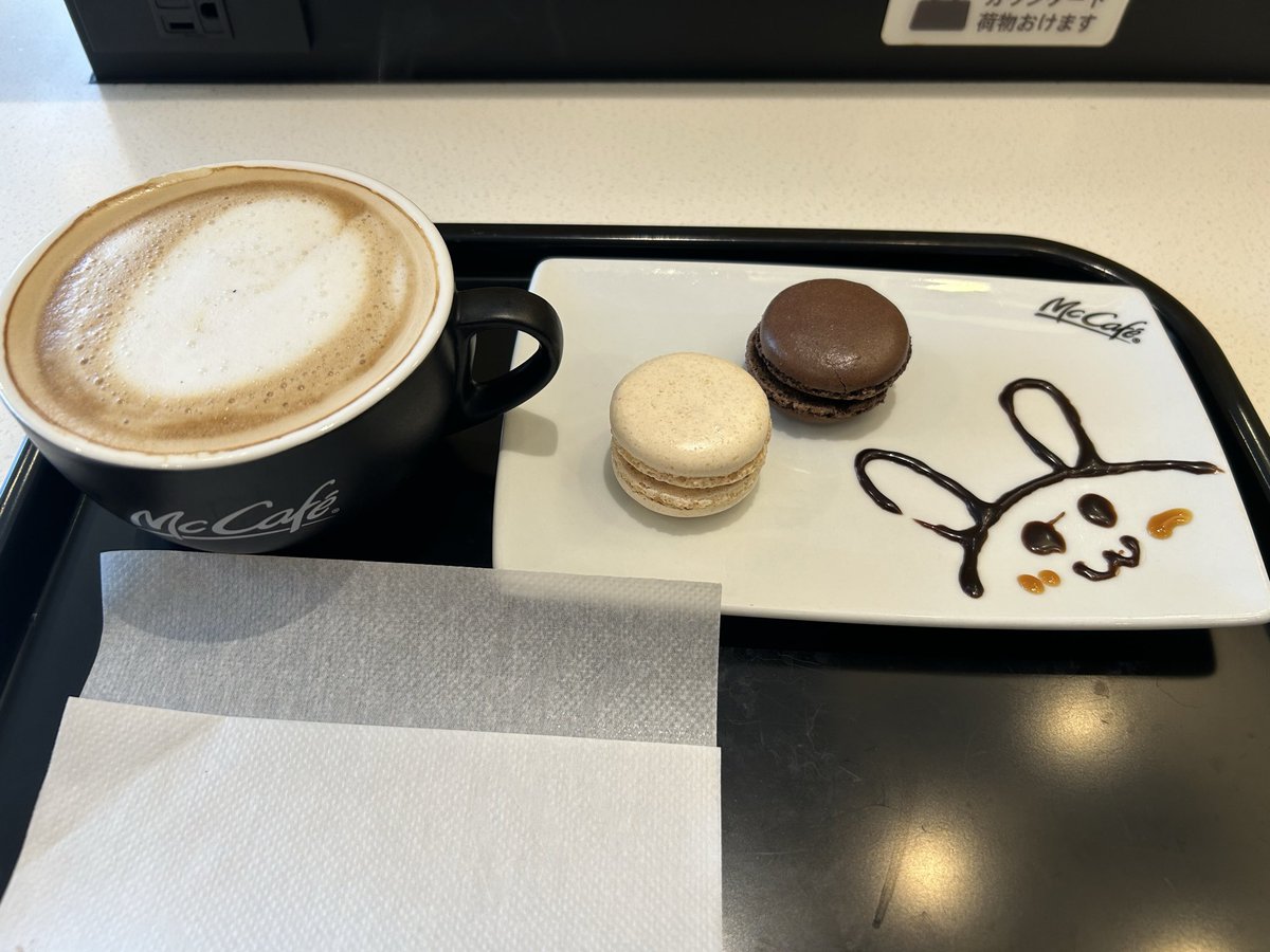 Be3Al2Si6Jp's tweet photo. 忙しそうなレジを横目にマックカフェを頼んでみたら、かわいいアレンジされて出てきた
バニラマカロンで月見をするウサギ……かねぇ？ https://t.co/8xcL3RYDzi