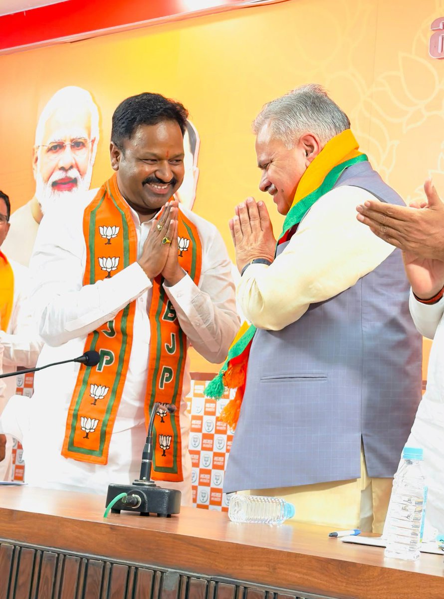 PawanPatidarBjp's tweet photo. महाराष्ट्र भाजपा के प्रदेश संगठन महामंत्री, कार्यकर्ताओं को अपने मार्गदर्शन से ऊर्जा और प्रेरणा प्रदान करने वाले कुशल संगठक आदरणीय भाई साहब श्री अजय जामवाल जी को जन्मदिन पर हार्दिक शुभकामनाएं।
मां भादवामाता जी से आपके दीर्घायु-शतायु जीवन की मंगलकामनाएं
@ajayjamwalbjp ji https://t.co/pGbyY2Go4i