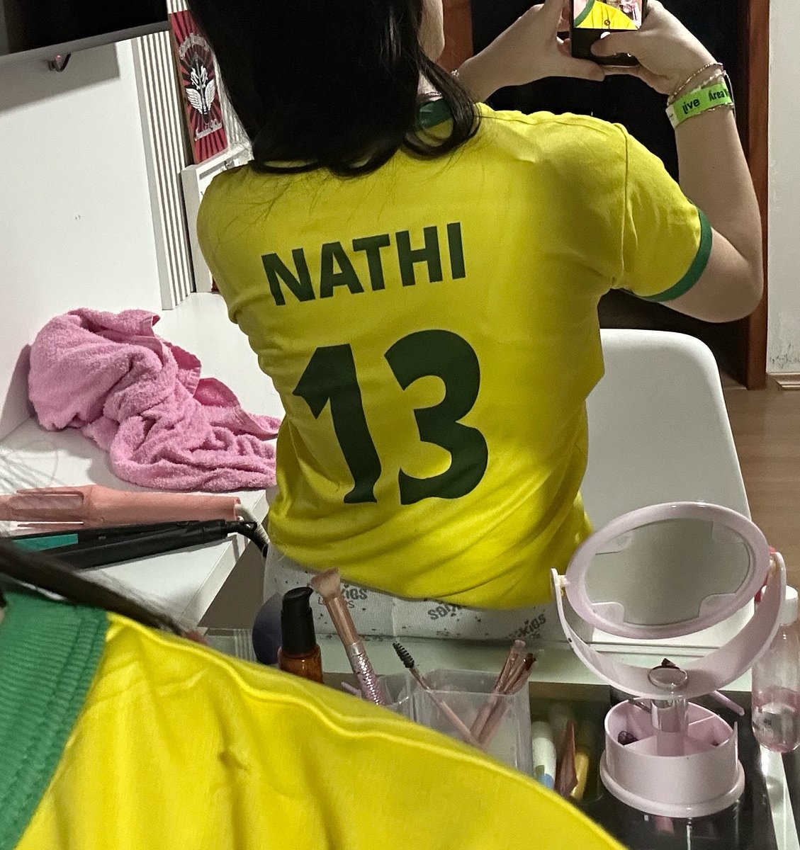 wtfNathi's tweet photo. Quando quero usar a camiseta do Brasil q os bolsonaristas juram q é deles, but tenho que mostrar que não bebo detergente🤷🏻‍♀️ https://t.co/S368ld4Ihn
