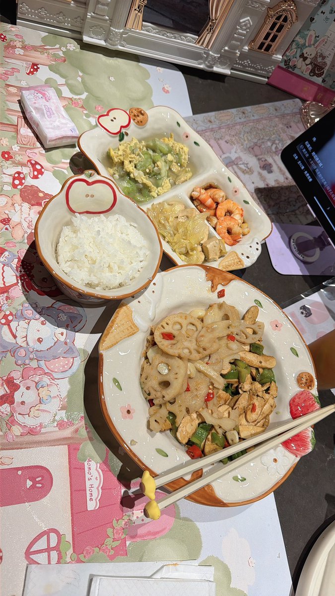 MisaskyQVQ's tweet photo. 我最近现实生活过得很好
一开始直播刚回来有点气馁，不过好在遇到心软的神送我花知晓all大全套好开心！

以往花知晓的大全套从来都是我自己买来着，再坚持一会遇到更好的人的～

最近还喜欢自己做饭吃，p2去清吧
哦买嘎！潮人好多！我一直躲角落里瑟瑟发抖等和宝宝面基中，当时我玩音游店员还认出了！ https://t.co/OP5g11tDYc