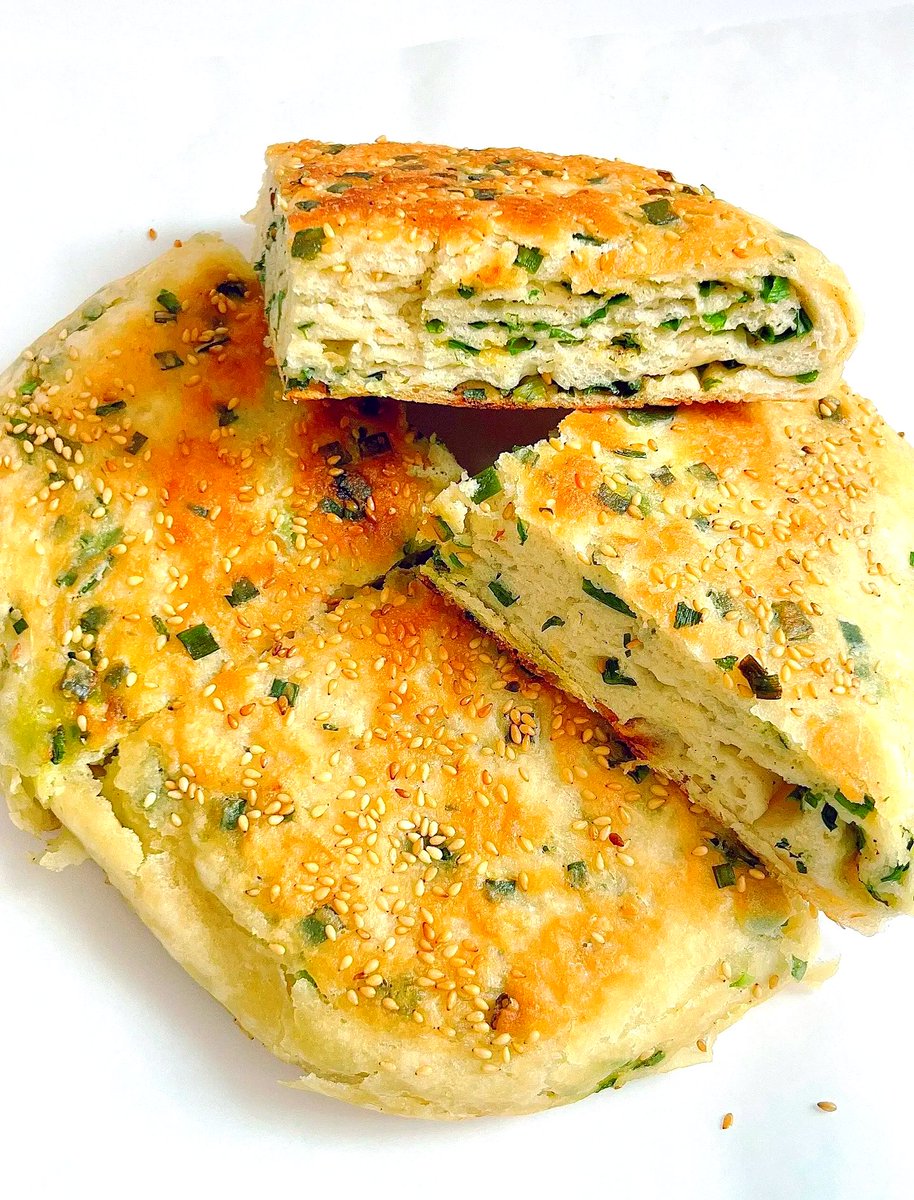 blakescott11451's tweet photo. Nothing beats the crispy, golden fried scallion pancake from the street stall near my apartment—hot, flaky, and the perfect late-night snack https://t.co/rycf0ZmD6Z