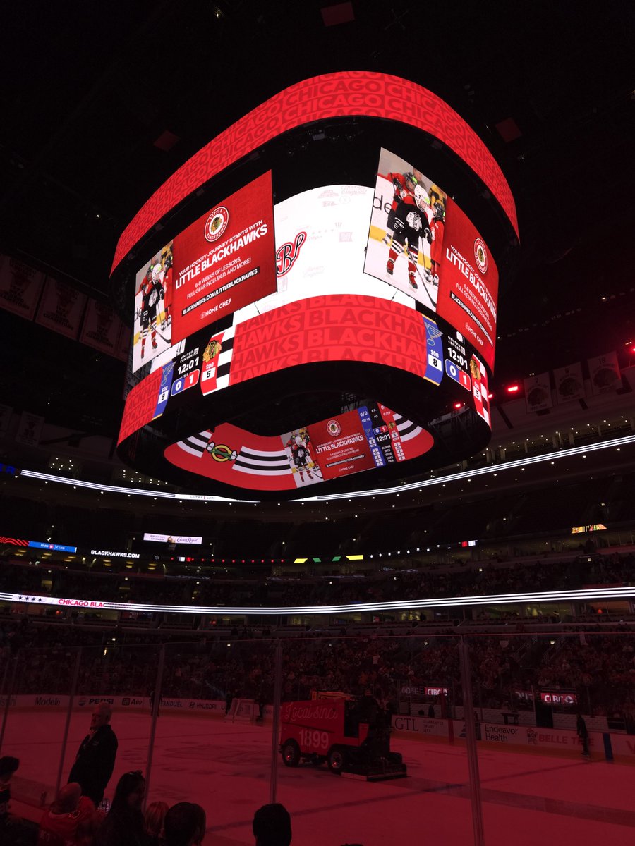 FraserLvvr_'s tweet photo. i missed going to games #BlackHawksWin https://t.co/L35GgBRZY2