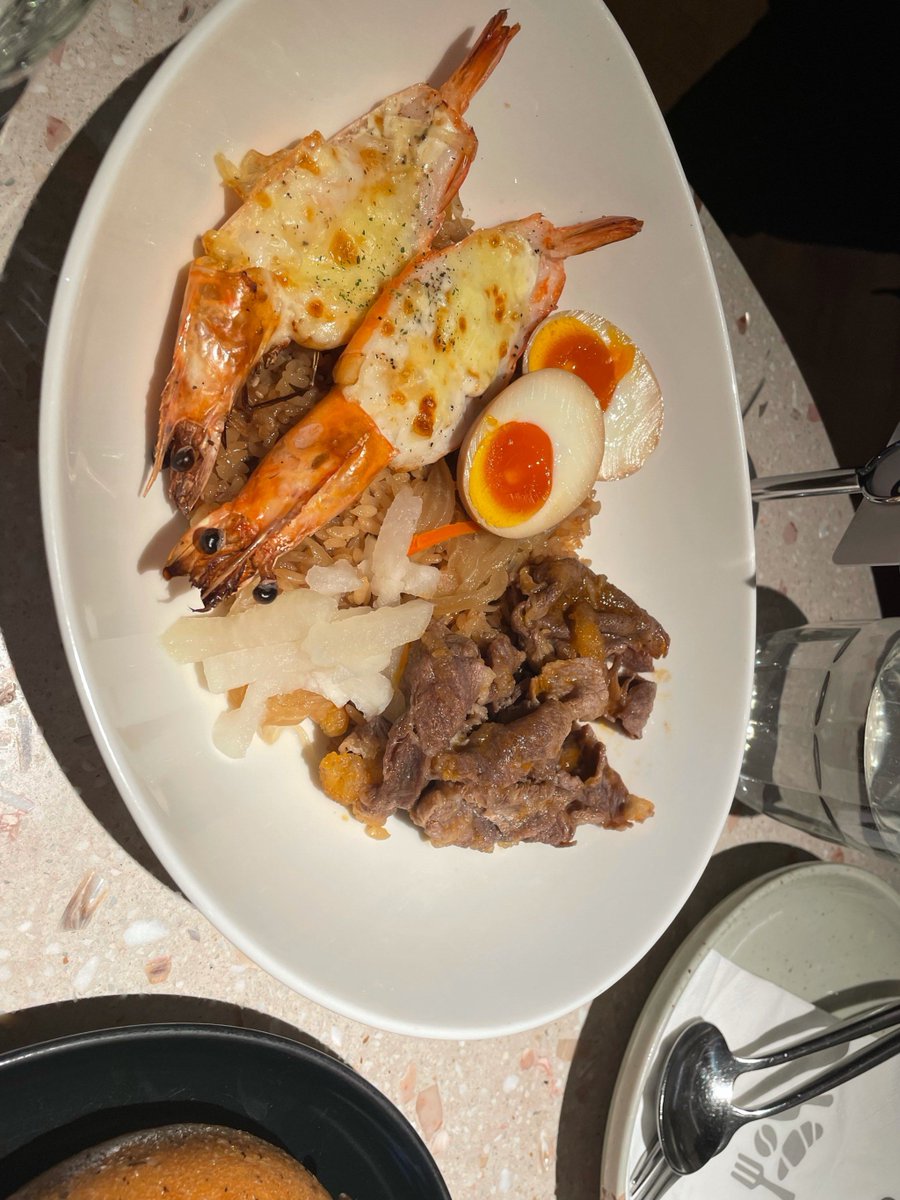 MelanyShrewuf's tweet photo. Hoy almorcé arroz blanco con pollo a la parrilla y ensalada de lechuga y tomate, ligero y rico https://t.co/SlKujal6YP