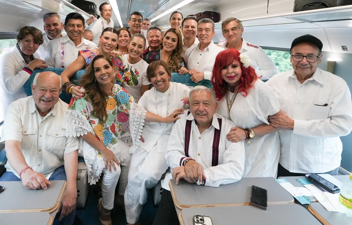 penelop37281184's tweet photo. Acuérdense que todos los días NOS engaña #MORENAORGANIZACIÓNCRIMINAL 

🖕🏼Don GUAYABERAS floripondio estrenó todos los días una camisa a su medida y con bordados folclóricos.

Ah!!! Eso si, NO GOBERNÓ ni medio minuto, sólo llegó al poder para ROBAR a manos llenas.
#AmloALaCarcel https://t.co/X1THaylhoG