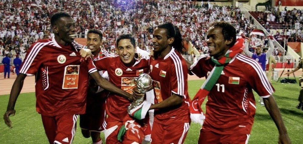 Hopes_aspirat's tweet photo. قِف بنا نبكِ جيلنا الذهبي
بدموعِ الحزنِ نبكي الغائبي

تبكي عمان اليوم مجدًا خالدًا
وتقول هل يعودُ ذلك الزمنُ

أينَ الذين إذا الميادين أقبلت
كانوا لعُمانَ راية لا تستكين

أينَ الرجال وكل ملعبِ شاهد
أنَّ البطولة في خطاهم تستبينُ؟

مضوا وبقي مآثر جيلهم
في القلبِ ما بقي الزمانُ ليكون https://t.co/iOxj08SteG