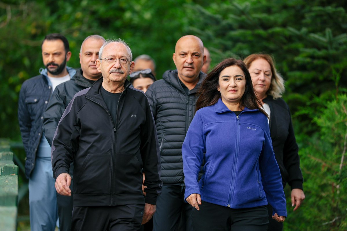 herkesicinCHP's tweet photo. Genel Başkanımız Kemal Kılıçdaroğlu, 
Bolu Abant’ta düzenlenen TBMM Grubu Değerlendirme Toplantısı’nın son gününe Abant Gölü çevresinde yaptığı sabah yürüyüşüyle başladı. https://t.co/N9JY8CSwwg