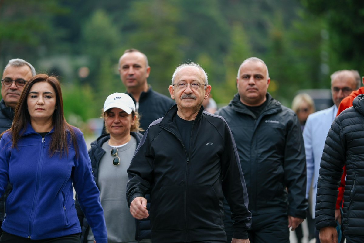 herkesicinCHP's tweet photo. Genel Başkanımız Kemal Kılıçdaroğlu, 
Bolu Abant’ta düzenlenen TBMM Grubu Değerlendirme Toplantısı’nın son gününe Abant Gölü çevresinde yaptığı sabah yürüyüşüyle başladı. https://t.co/N9JY8CSwwg