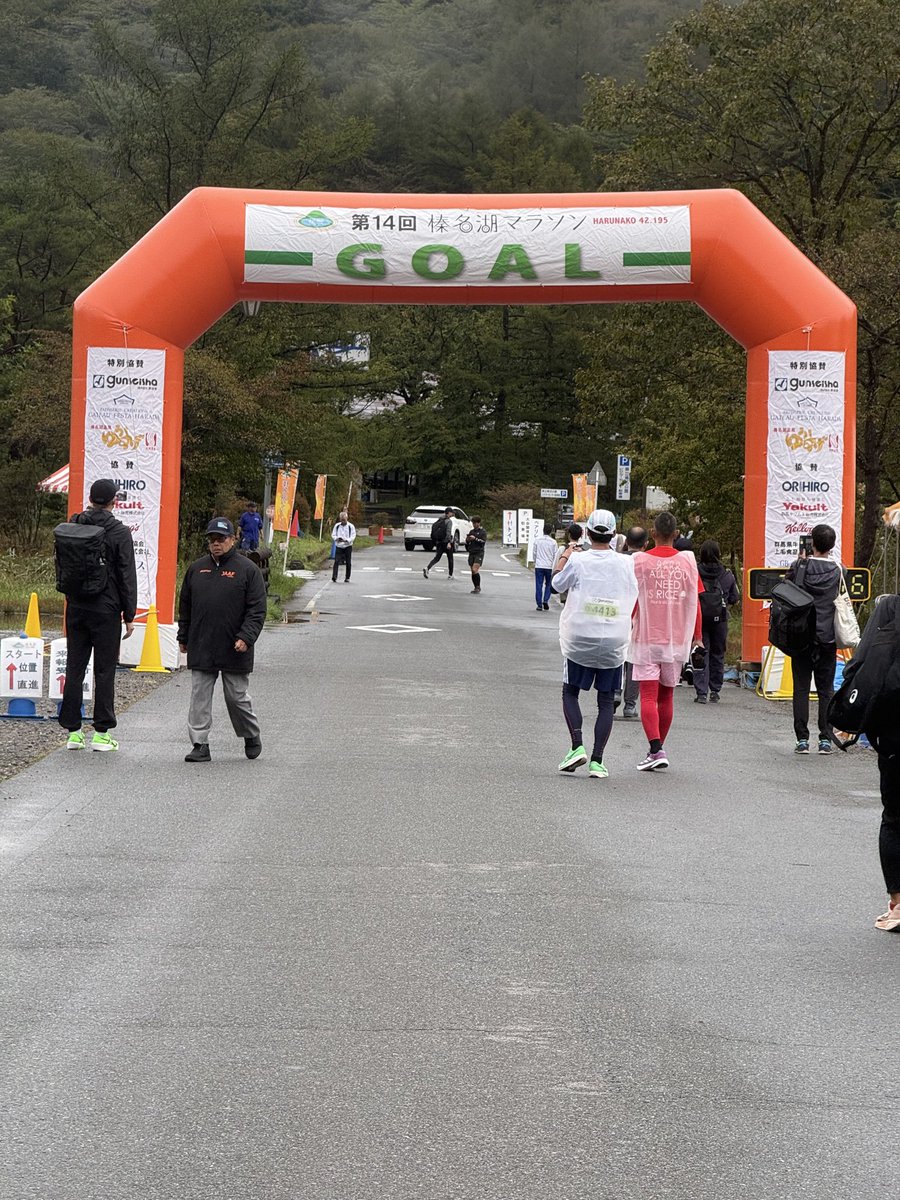 Shinney3's tweet photo. 自己2ndワーストだったけど無事ゴール！体調とか関係なかった😝
今年も田沢湖Mの疲労が残ってた事にしよう😅最初の調整区間と1周目上りで今日はダメだと思ってしまったのでエイドを楽しむ事に変更。🍐さくさくぐるりん🍛結構食べた😋
学生さんのケアブースのモルモットになってみた🤪

#榛名湖マラソン https://t.co/V5E11zjYso