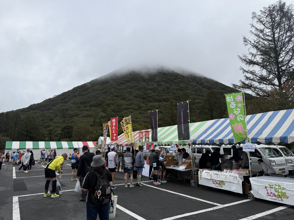 Shinney3's tweet photo. 自己2ndワーストだったけど無事ゴール！体調とか関係なかった😝
今年も田沢湖Mの疲労が残ってた事にしよう😅最初の調整区間と1周目上りで今日はダメだと思ってしまったのでエイドを楽しむ事に変更。🍐さくさくぐるりん🍛結構食べた😋
学生さんのケアブースのモルモットになってみた🤪

#榛名湖マラソン https://t.co/V5E11zjYso
