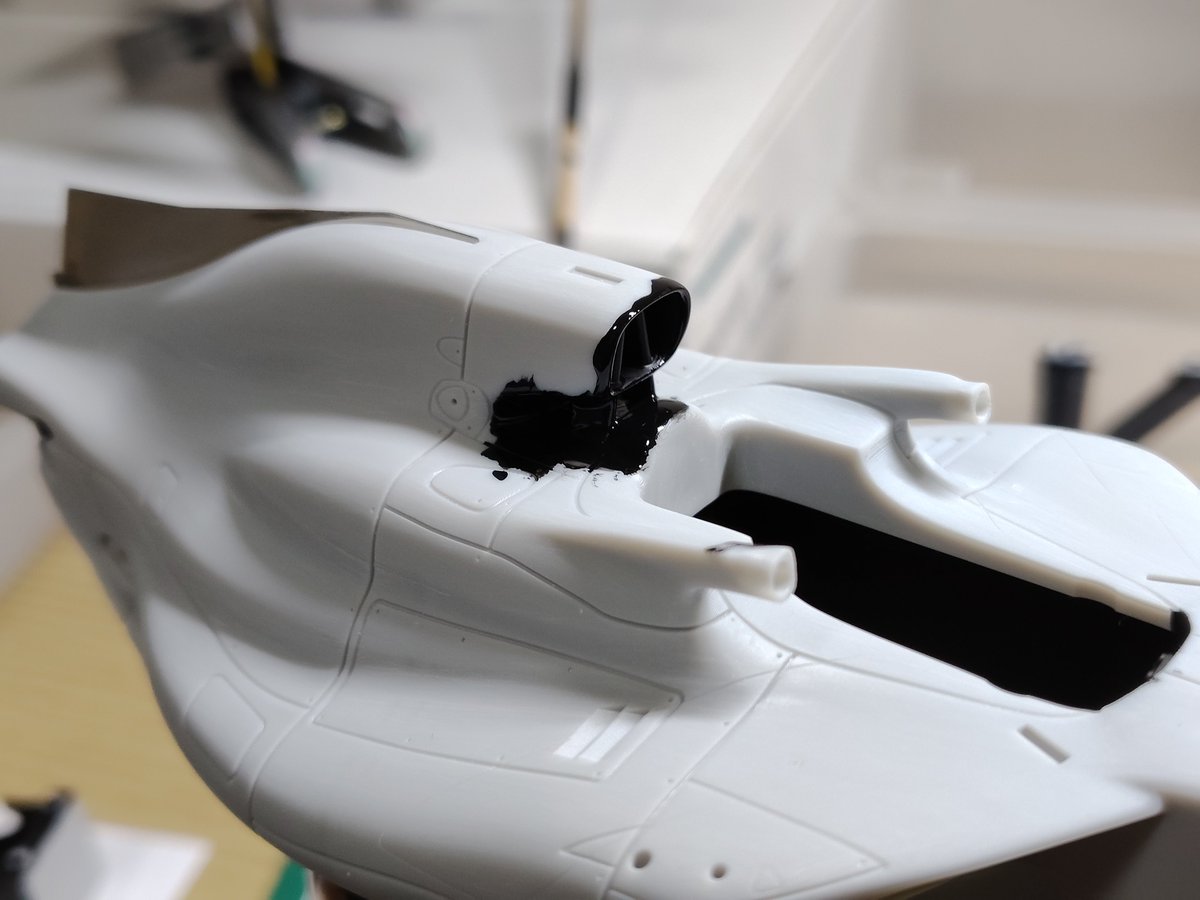 mihaya724's tweet photo. 平筆が入らない所を細筆で塗った後、一気に平筆でエナメルX-1を筆塗り
それなりに艶感もあり、いい感じですね✨
#newscratch
#W17 https://t.co/05kF6gGOe0