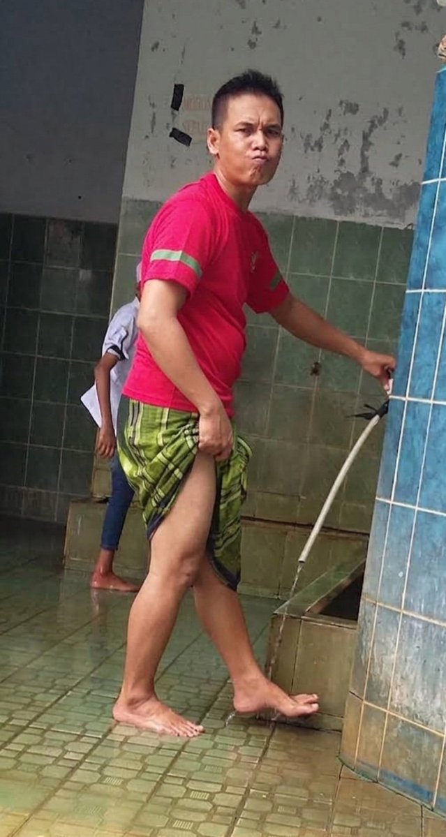 Reynaldi9999's tweet photo. Kira-kira abang ini pakai daleman gak? https://t.co/ndfxuUqRtd