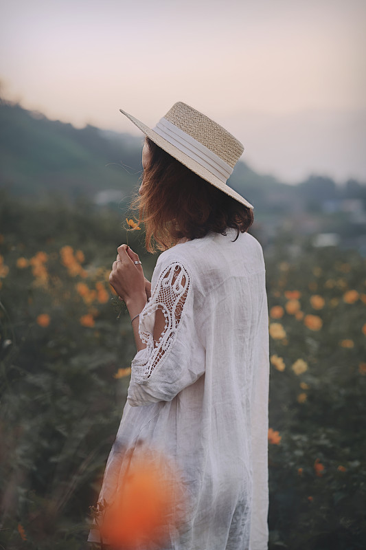 trungmolly17900's tweet photo. Lost in the groove of this indie folk track—soft vocals meet warm guitar tones, perfect for a cozy afternoon walk. https://t.co/E9qhi1fSKZ