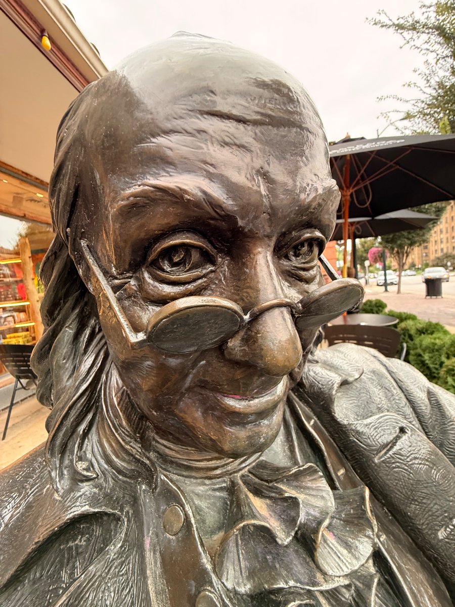 landondmise's tweet photo. Me: come over
Benjamin Franklin: Can’t, flyig my kite
Me: there’s French pussy 
Benjamin Franklin: https://t.co/vu68YbJPb6