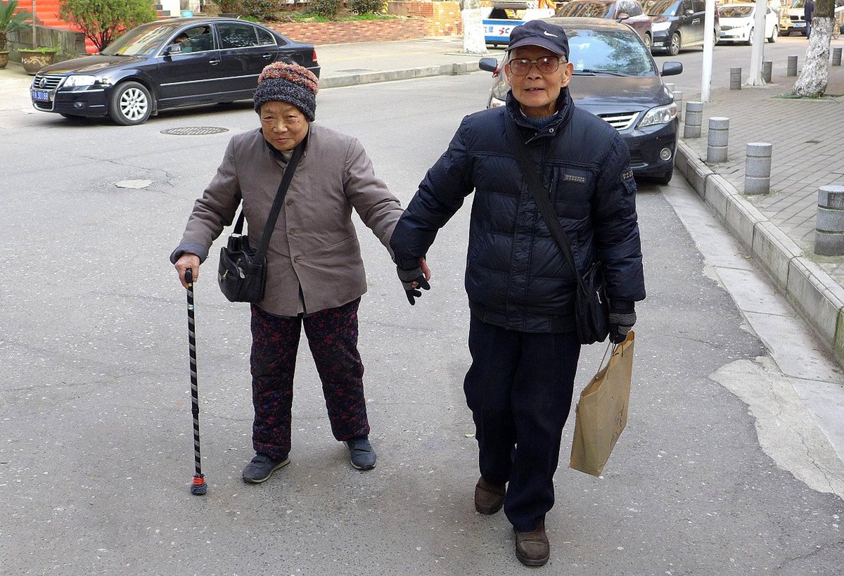 CurtDepreealv's tweet photo. Hoy, al perderme en la calle, un seor abuela me guio sin dudar. La bondad simple hace el mundo cálido. https://t.co/JA9yQzyJGe