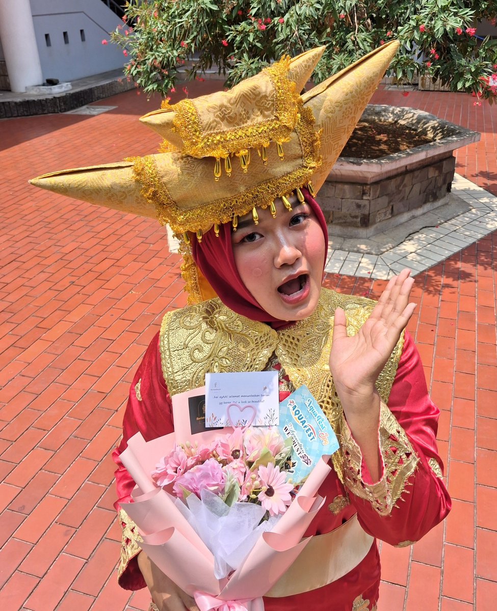 biienjoue's tweet photo. yey! menari lagi, walau dalam keaadaan bahu dislok 😹 https://t.co/TXePGI67nq