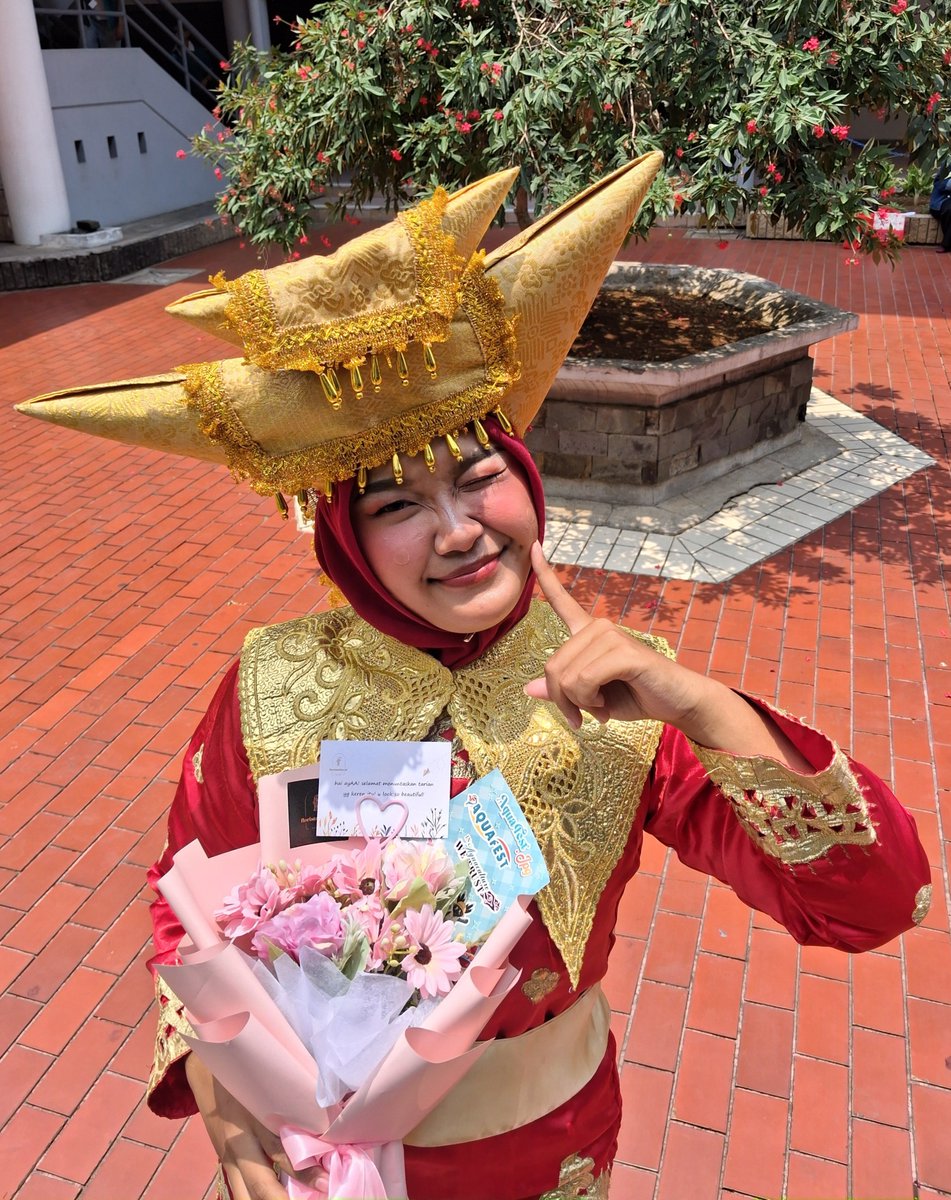 biienjoue's tweet photo. yey! menari lagi, walau dalam keaadaan bahu dislok 😹 https://t.co/TXePGI67nq