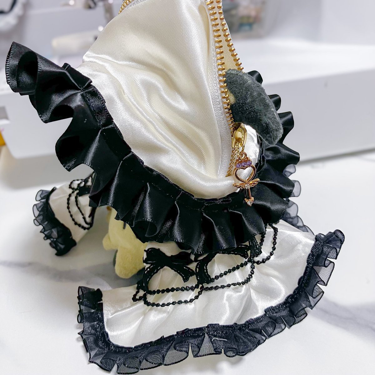 ktksgr_4201's tweet photo. 試着中🪡
モノクロの魔法使い🪄︎︎✨レース刺繍？細くて引っかかりやすいから取り扱い注意だけどとても可愛くできた🤍🖤 https://t.co/Oyv4lv30on