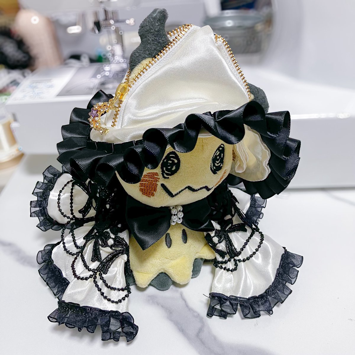 ktksgr_4201's tweet photo. 試着中🪡
モノクロの魔法使い🪄︎︎✨レース刺繍？細くて引っかかりやすいから取り扱い注意だけどとても可愛くできた🤍🖤 https://t.co/Oyv4lv30on