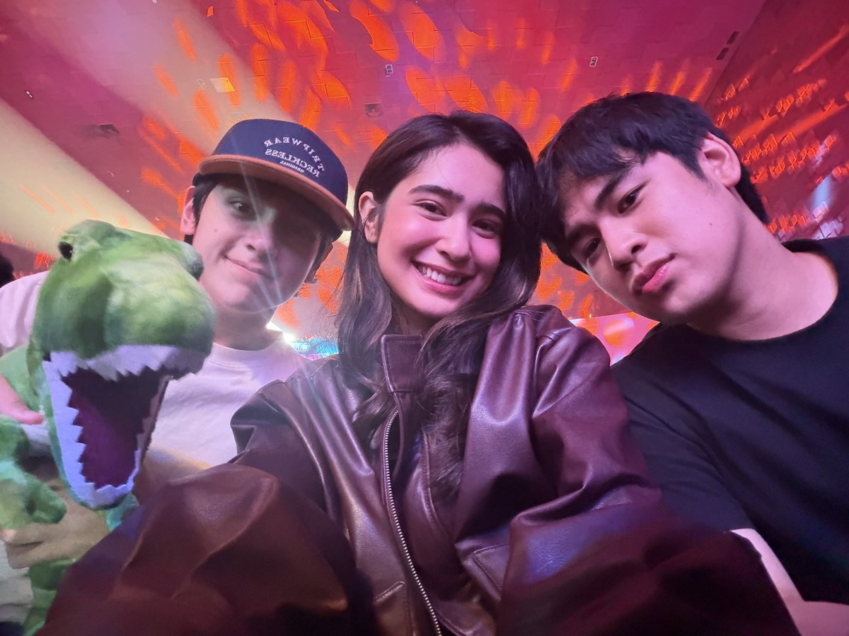 elizaborromeo_'s tweet photo. my seatmates <3 https://t.co/cdpcEejoHS