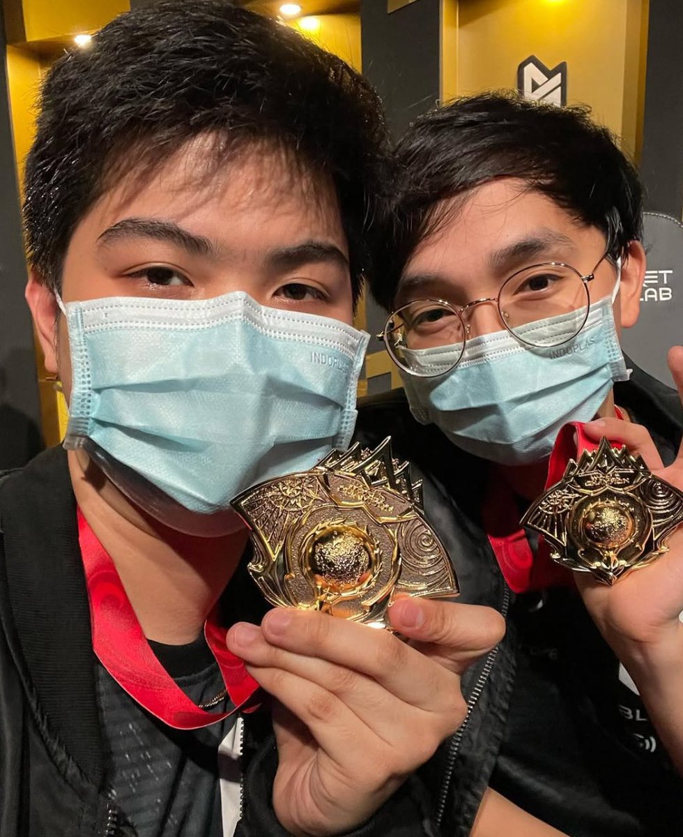 hanniehae1008's tweet photo. gatungan ko pa 😁 

world champs                            daesang winners https://t.co/uIgZkTZbq1