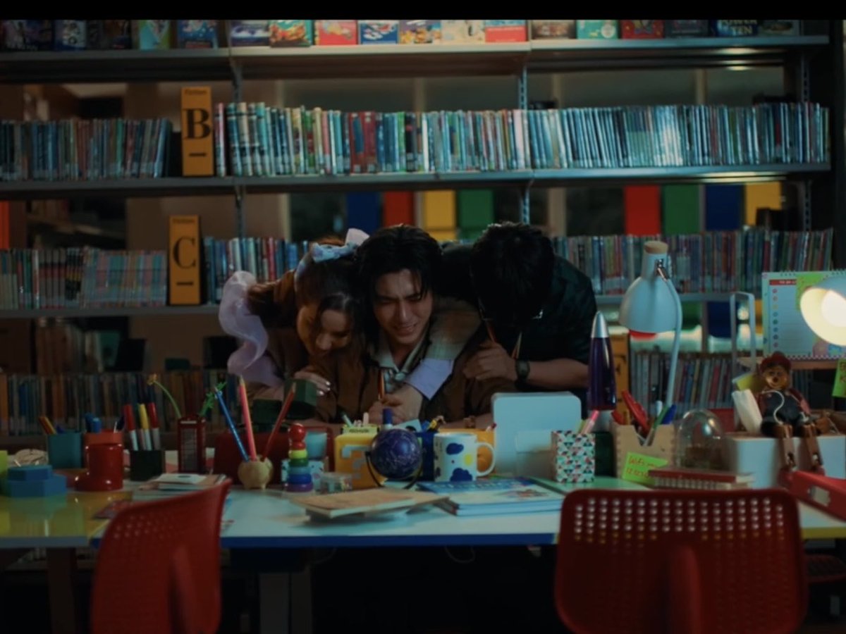 moaxjsjg's tweet photo. #LoveYouTeacherSeries , รักครูเท่าโลกเลย 

ใครลังเลว่าจะดูซีรี่ส์เรื่องนี้ดีไหม ขอตอบเลยว่า ดูเถอะค่ะ ☺️
เป็นซีรี่ส์ที่ดีของปีนี้เลย ทั้งการแสดง mood&tone ทั้งบท บอกเลยว่า ดีมากๆ 

เคมีของเพิร์ธแซนต้าดีมาก การแสดงก็เช่นกัน แซนต้าเป็นครูโซลาร์ที่ดี และเป็นน้องซันที่น่ารักมาก รับรู้ว่าตั้งใจทำการบ้านมาดีมากๆ 
เพิร์ธเป็นคุณครูพบเมฆที่เก่งมาก เป็นคนที่แสดงออกมาได้ดีมาก เราแพ้น้ำเมะ 555
แล้วเพิ้ดต้าเติมกันบ่อยมาก น่ารักสุดๆ 

แซมมี่และเคทำให้เรื่องนี้มันกลมกล่อมมากขึ้น รักความสัมพันธ์ของทั้งสี่ตัวละคร 5 คาแรคเตอร์มากๆ 💖🌟 เด็กๆในเรื่องยิ่งสร้างความแข็งแรงให้เรื่องนี้ขึ้นไปอีก 

อยากให้ทุกคนได้ดูซีรี่ส์เรื่องนี้กันจริงๆน้า สนุกมาก 💖