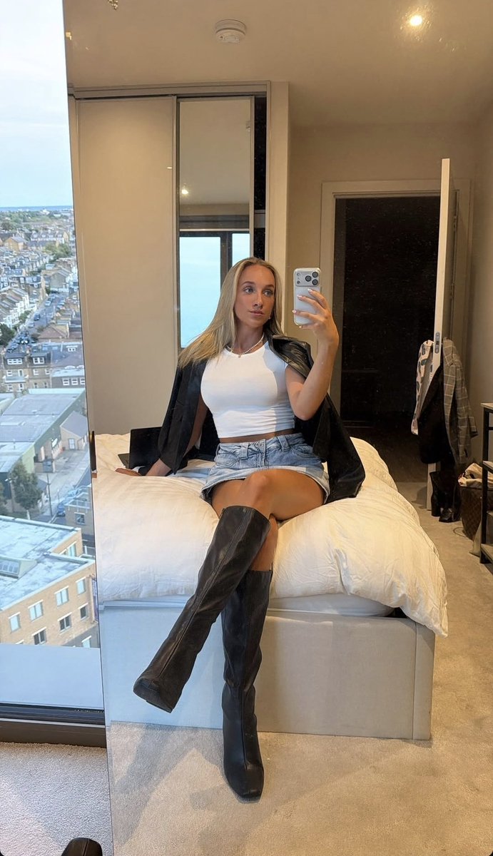 Catches68's tweet photo. Emma needs to spread her legs https://t.co/NqASxTbI35